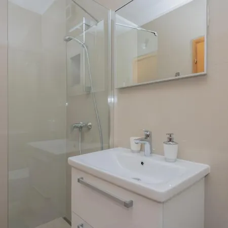 Vila Mandina - By Guide