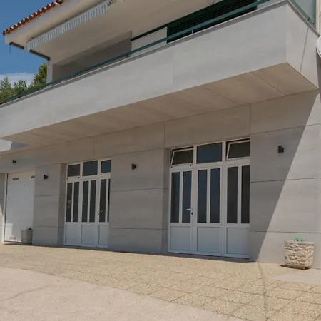 Vila Mandina - By Guide *