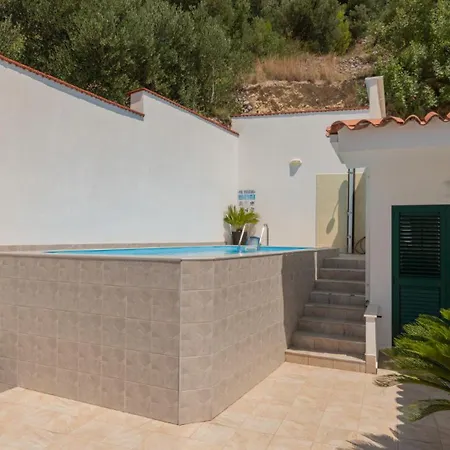 Vila Mandina - By Guide *