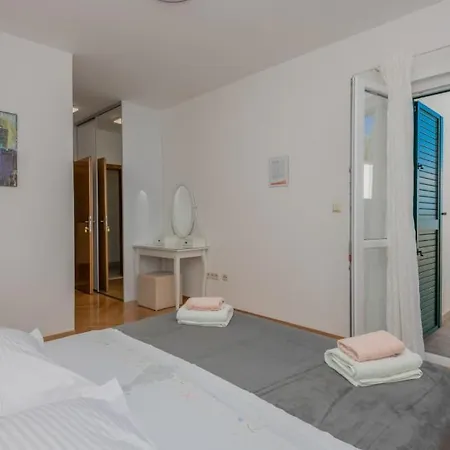 Mandina - By Guide Villa Makarska