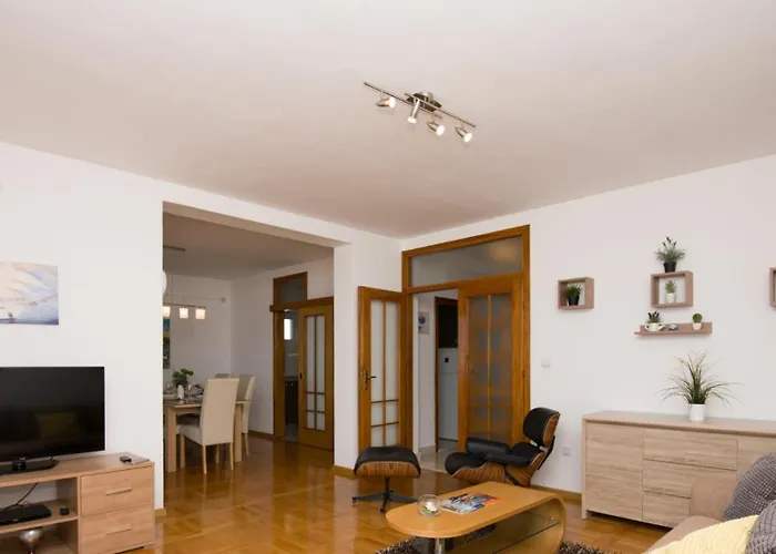 Mandina - By Guide Вілла Макарська