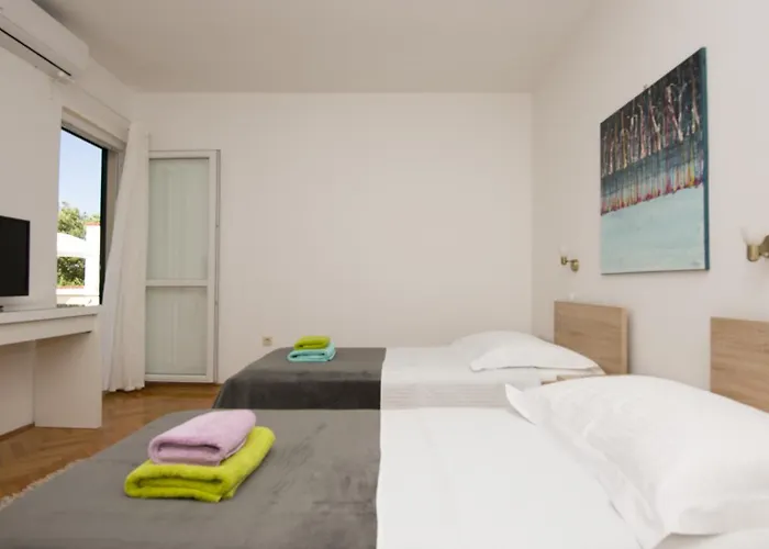 Вілла Mandina - By Guide Макарська